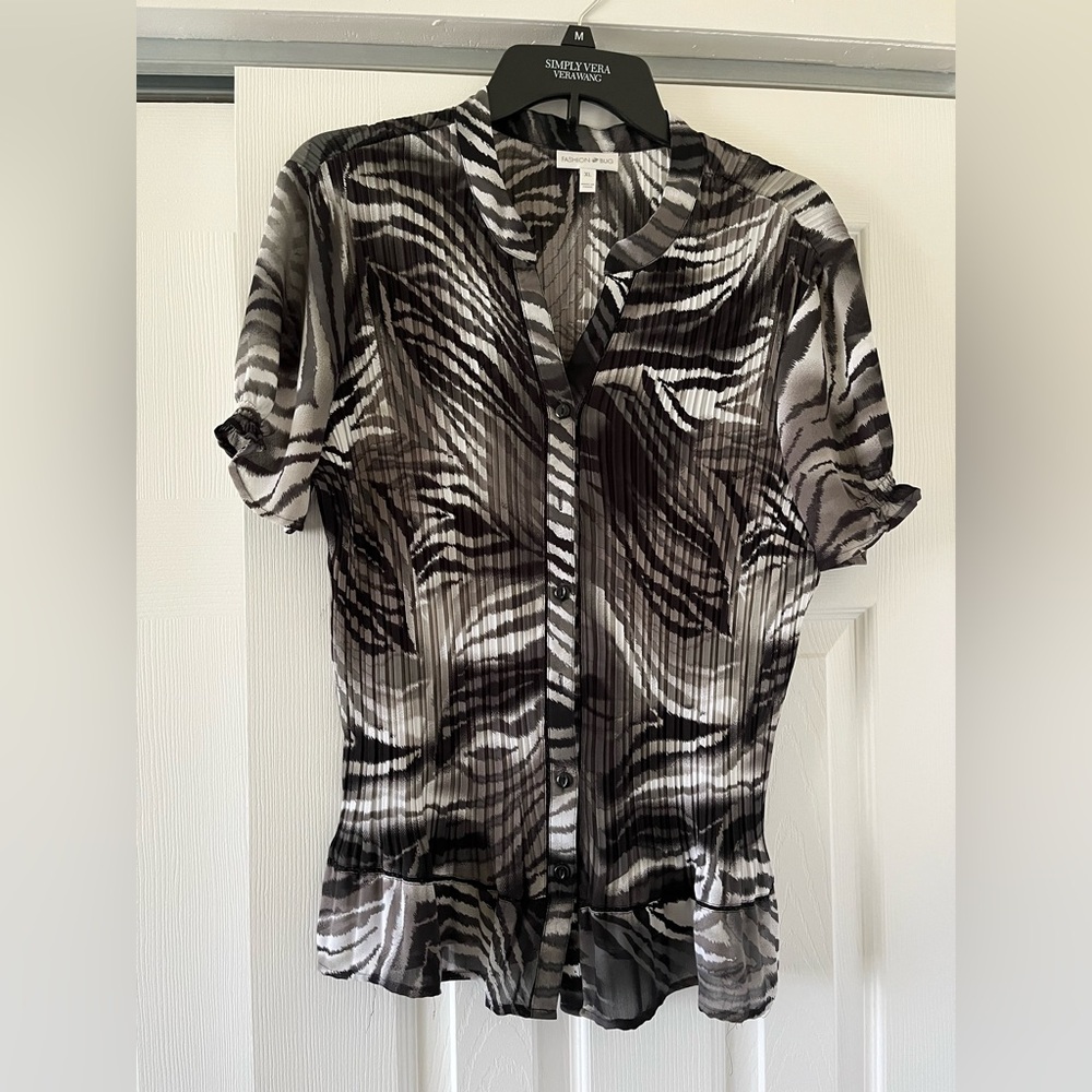 Fashion Bug Gray and Black Pleated Short Sleeve Blouse